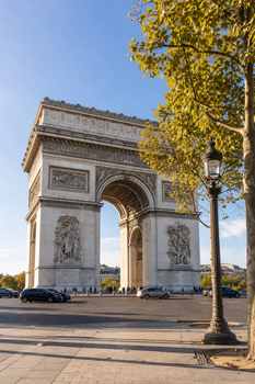 Vista del icónico Arco del Triunfo en París bajo un cielo azul claro.